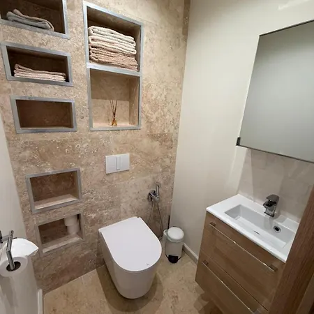 Beautiful Two-room With Sea And Mountain Views דירה אנטיב